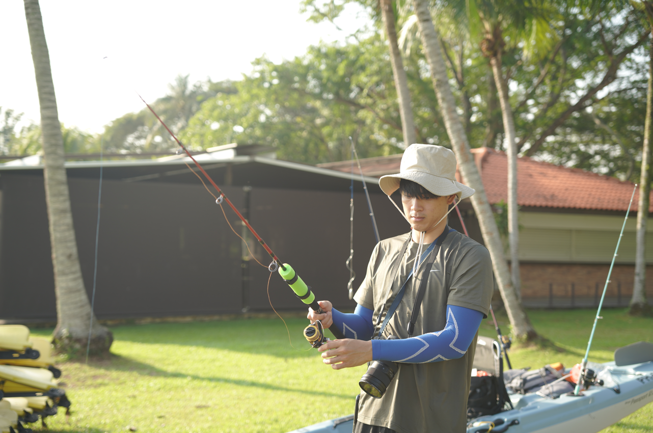 Guest taking part in complimentary fishing beginner lesson before the Purehybridz Kayak Fishing Tour