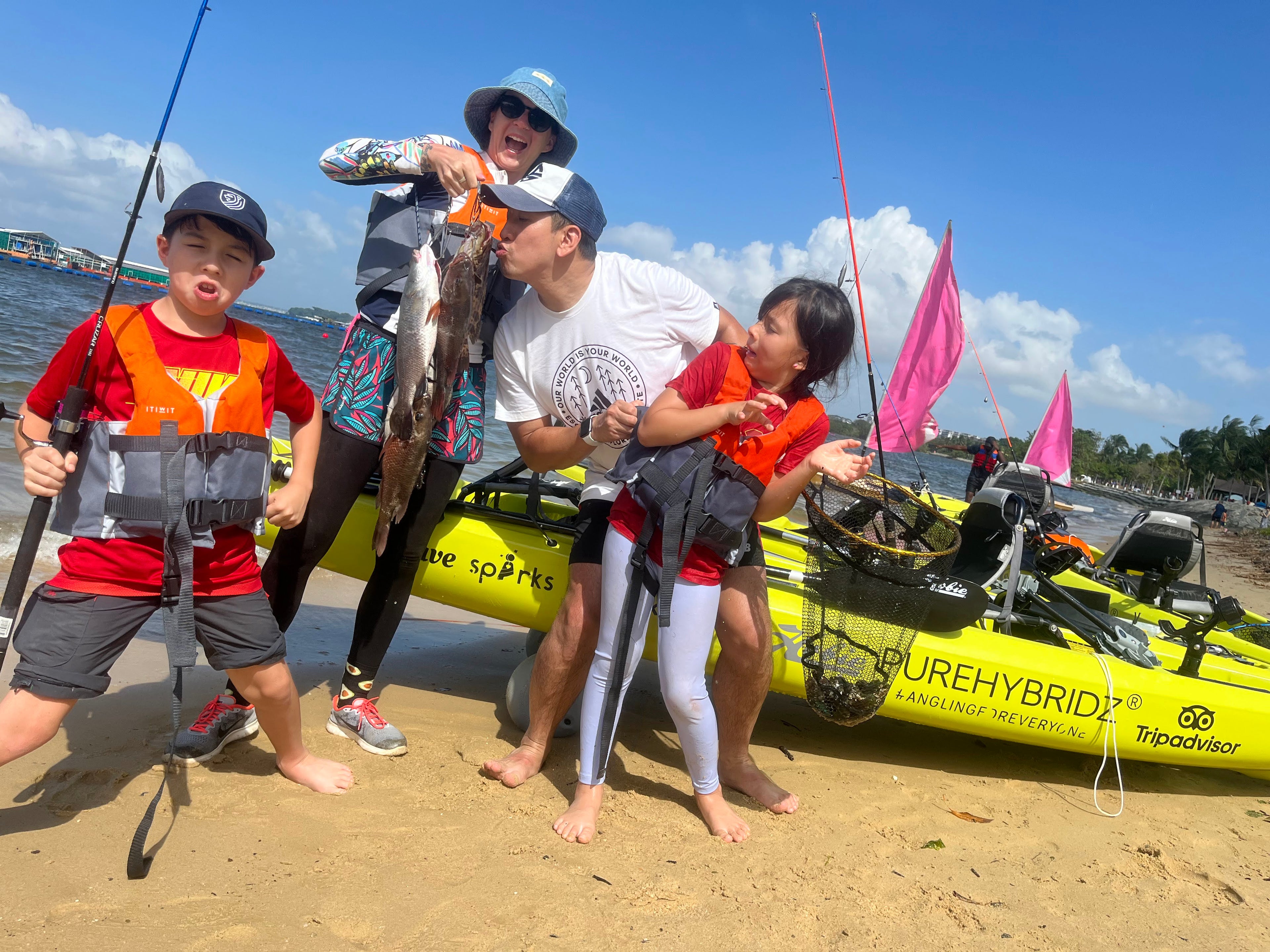 Cargar video: Wonderlust Vlog experiences kayak fishing in Singapore with Purehybridz